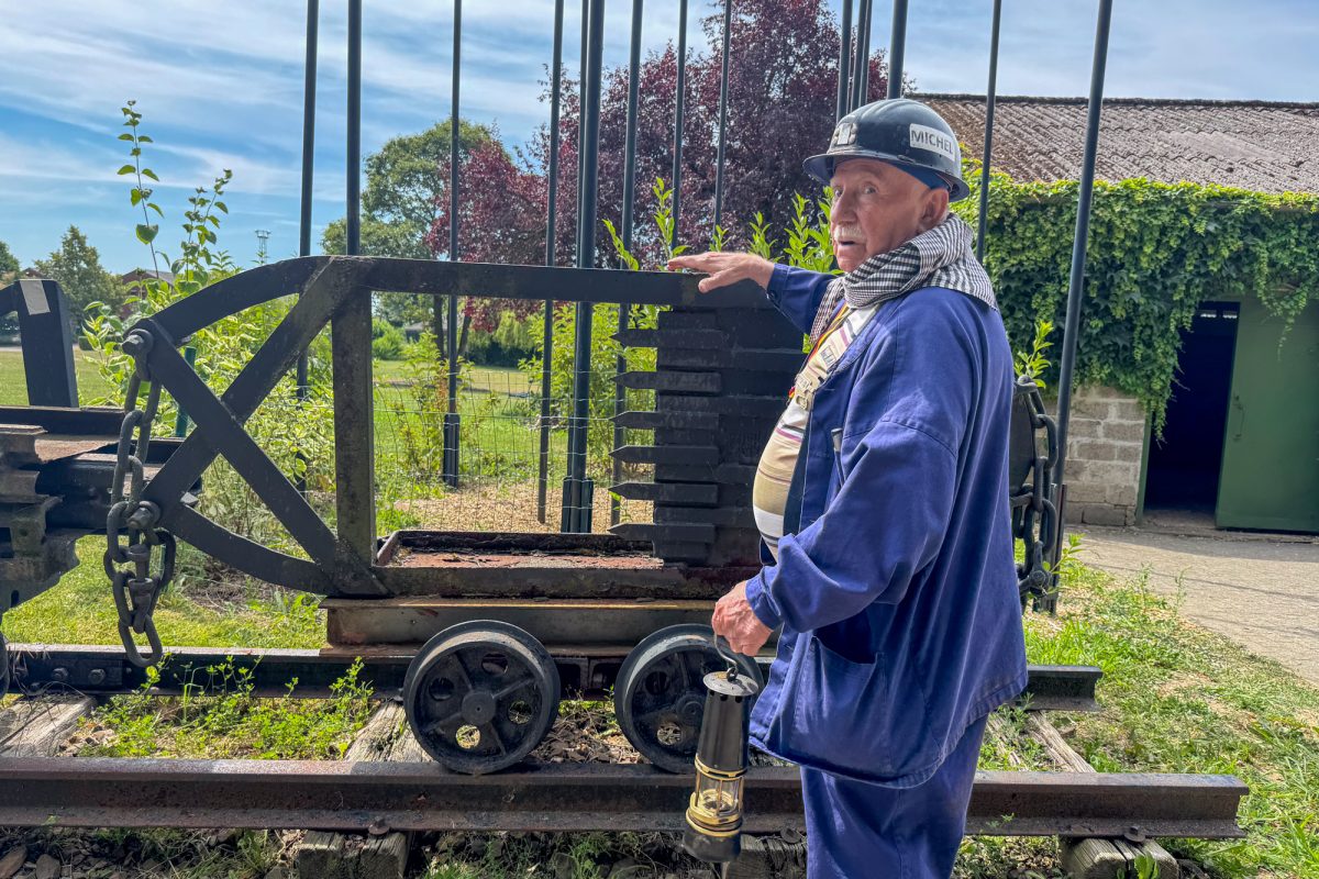 Michel vor einem Transportwaggon