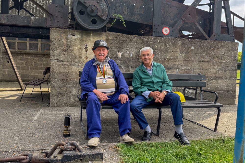 Michel und Sante sitzen auf einer Bank