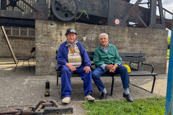 Michel und Sante sitzen auf einer Bank
