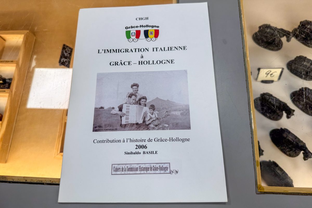 Papier mit Hinweis zur italienischen Immigration in Grâce-Hollogne