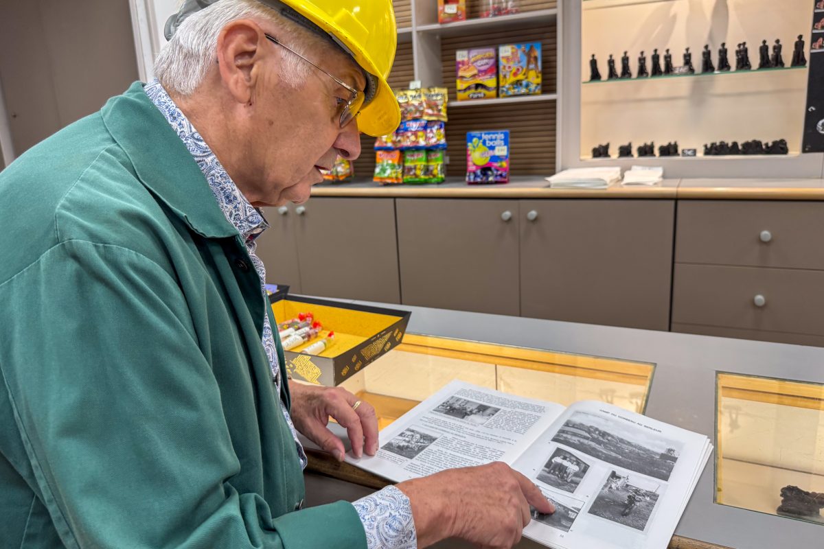 Sante blättert in einem Buch