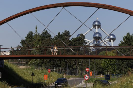 Die Fußgängerbrücke mit dem Atomium im Hintergrund