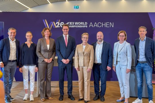 Gruppenfoto mit Michael Mronz, Geschäftsführer der Aachener Reitturnier GmbH, Regine Mispelkamp, paralympische Silbermedaillengewinnerin, Stefanie Peters, Präsidentin des Aufsichtsrats des Aachen-Laurensberger Rennvereins e.V. (ALRV), Hendrik Wüst, Ministerpräsident von Nordrhein-Westfalen, Isabell Werth, erfolgreichste Dressurreiterin der Welt, Michael Ziemons, Oberbürgermeister der Stadt Aachen, Birgit Rosenberg, Vorstandsmitglied des ALRV, Henrik von Eckermann, amtierender Einzel-Weltmeister im Springreiten