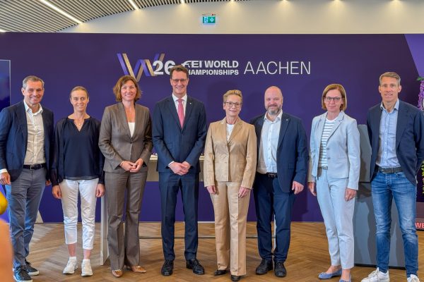Gruppenfoto mit Michael Mronz, Geschäftsführer der Aachener Reitturnier GmbH, Regine Mispelkamp, paralympische Silbermedaillengewinnerin, Stefanie Peters, Präsidentin des Aufsichtsrats des Aachen-Laurensberger Rennvereins e.V. (ALRV), Hendrik Wüst, Ministerpräsident von Nordrhein-Westfalen, Isabell Werth, erfolgreichste Dressurreiterin der Welt, Michael Ziemons, Oberbürgermeister der Stadt Aachen, Birgit Rosenberg, Vorstandsmitglied des ALRV, Henrik von Eckermann, amtierender Einzel-Weltmeister im Springreiten