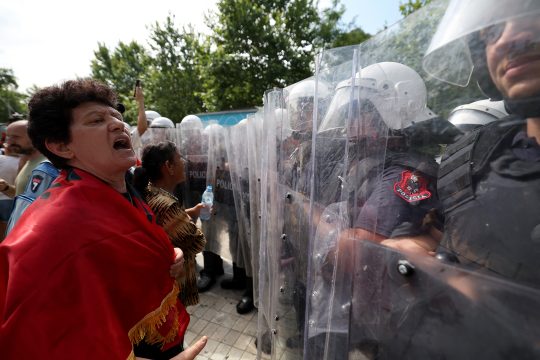 Demonstranten beschimpfen Polizisten bei einer Demonstration in Tirana gegen ein geplantes Luxusresort in einem Naturschutzgebiet in Albanien