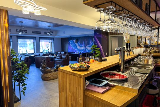 Theke und Sessel in der Bar des Ambassador Hotels