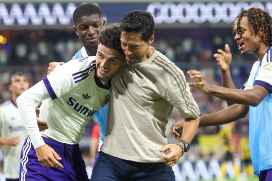 Anderlecht-Trainer Vitor Bruno und Tristan Degreef umarmen sich