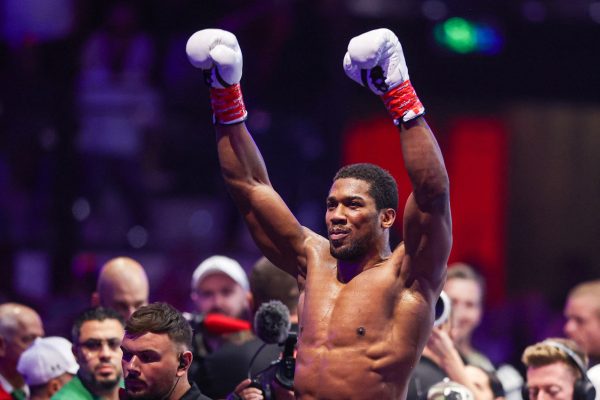 Boxer Anthony Joshua hält in einer Siegespose beide Arme nach oben