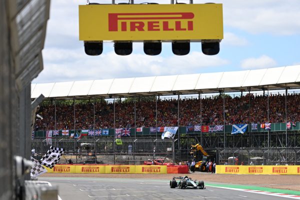 Kimi Antonelli setzt sich im Sprintrennen von Silverstone durch