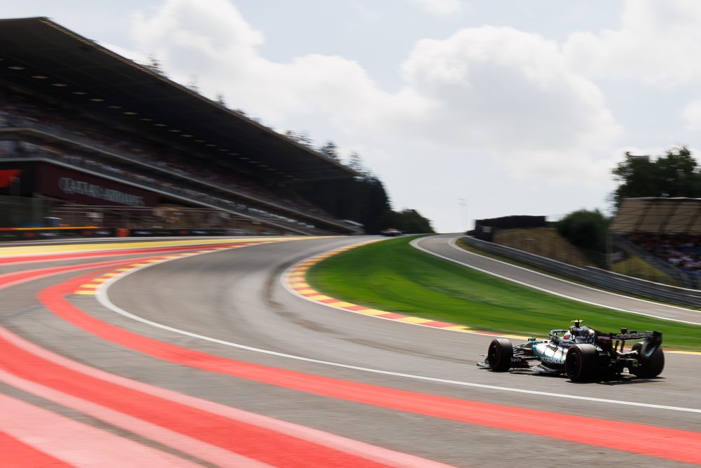 Der Mercedes von Kimi Antonelli in der Raidillon-Kurve