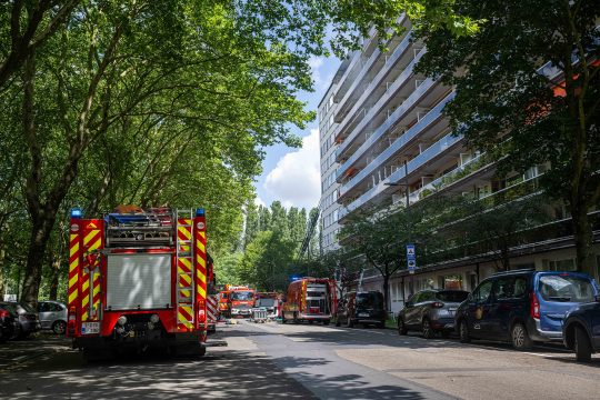 Feuerwehrwagen vor dem Hochhaus am linken Scheldeufer in Antwerpen