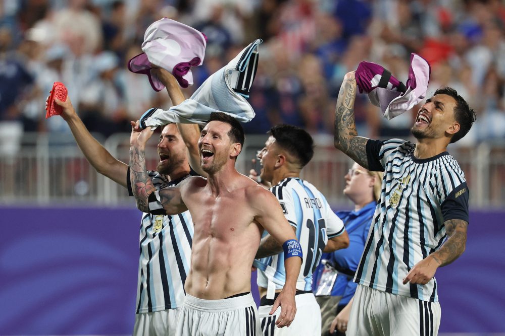 Argentinische Spieler feiern den Einzug ins WM-Halbfinale