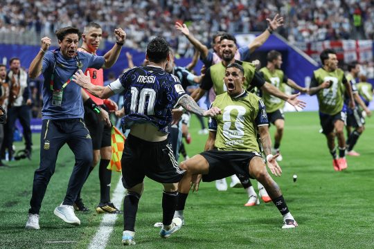 Argentiniens Spieler jubeln auf dem Spielfeld nach ihrem Einzug ins WM-Finale