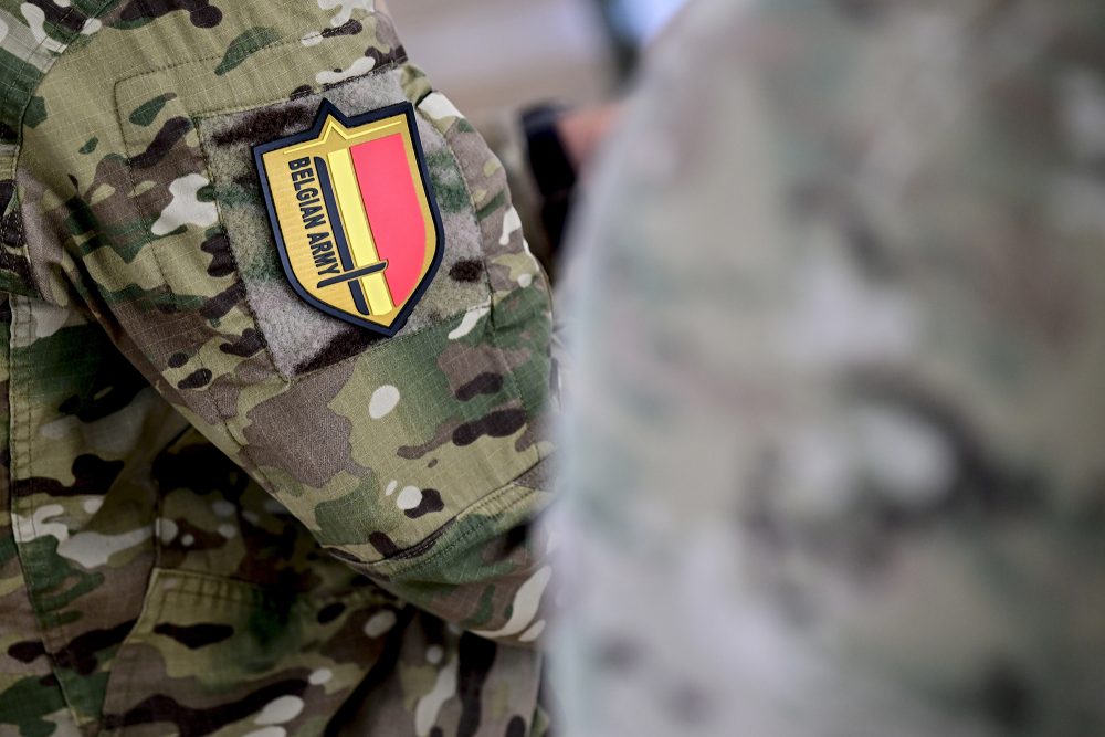 Loge der belgischen Armee auf der Uniform eines Soldaten