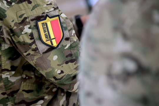 Loge der belgischen Armee auf der Uniform eines Soldaten