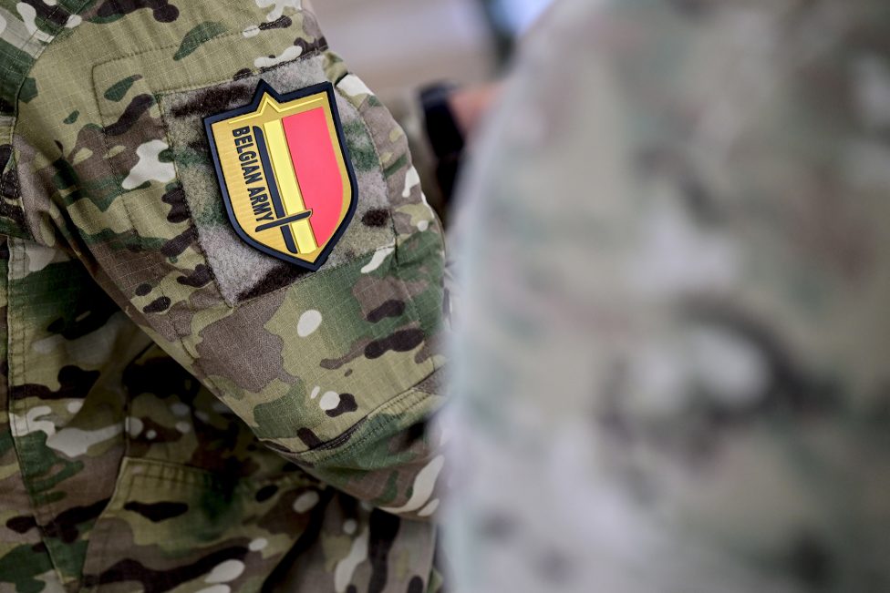 Loge der belgischen Armee auf der Uniform eines Soldaten