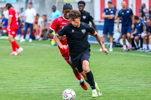 Zwei Spieler kämpfen um den Ball