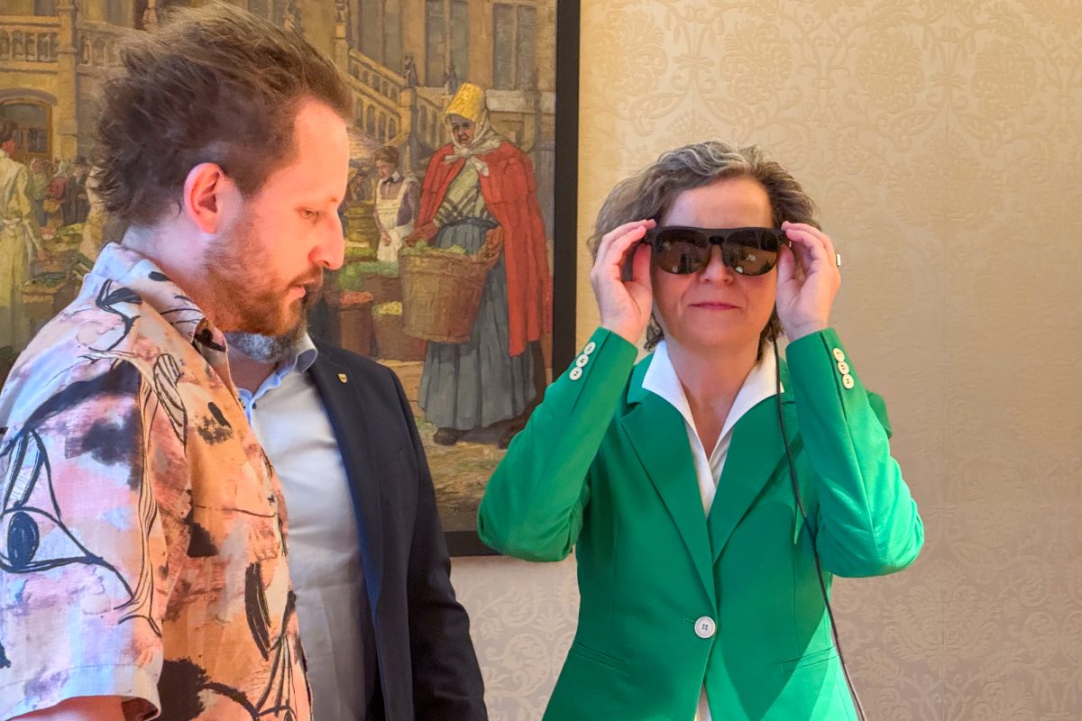 Frau mit AR-Brille