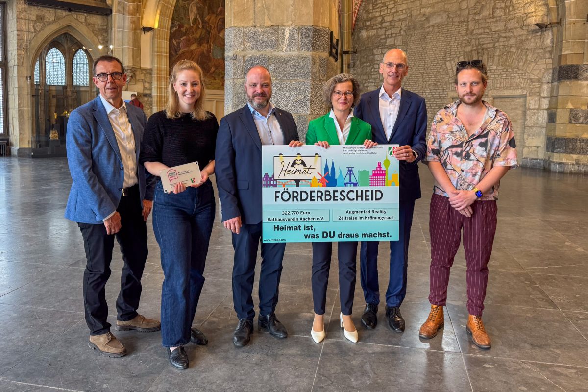 Gruppenbild: Harald Müller (Lehrstuhlinhaber an der RWTH Aachen), Landtagsabgeordnete Annika Fohn, Oberbürgermeister Michael Ziemon, Ina Scharrenbach, Ralf Wagemann vom Rathausverein Aachen e.V. und Stefan Marx von Zaubar