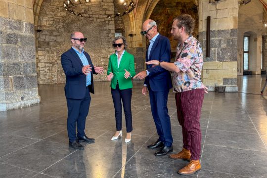 Menschen mit AR-Brille im Aachener Krönungssaal