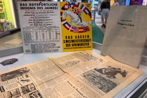 Exponate in der Ausstellung zur Aachener WM-Geschichte
