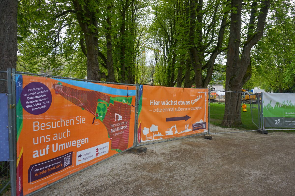 Absperrung mit Sichtschutz auf einem Weg