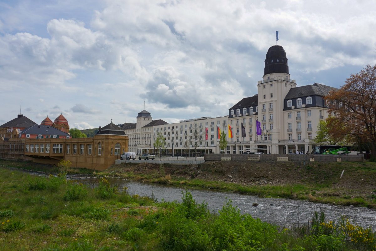 Die Ahr im Vordergrund, das Steigenberger Hotel im Hintergrund