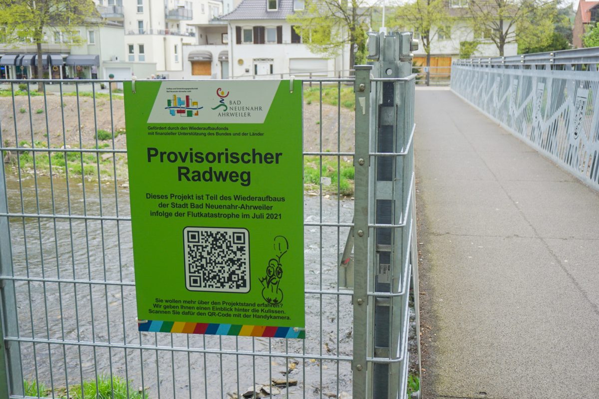 Ein Schild weist auf einen provisorischen Radweg hin