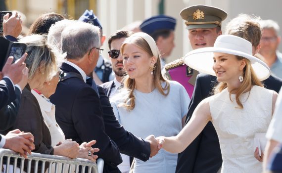 Prinzessin Eleonore und Prinzessin Elisabeth beim Bad in der Menge