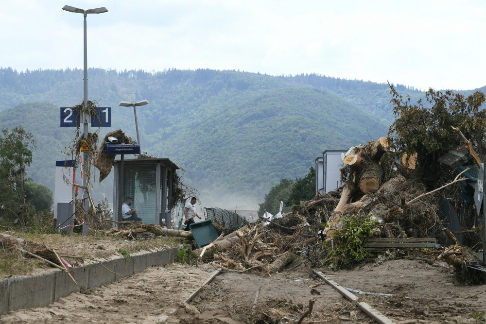 Hochwasserschäden am Bahnhof von Dernau nahe Bad Neuenahr-Ahrweiler im Juli 2021: Schlamm und Baumstämme bedecken einen Großteil der Fläche
