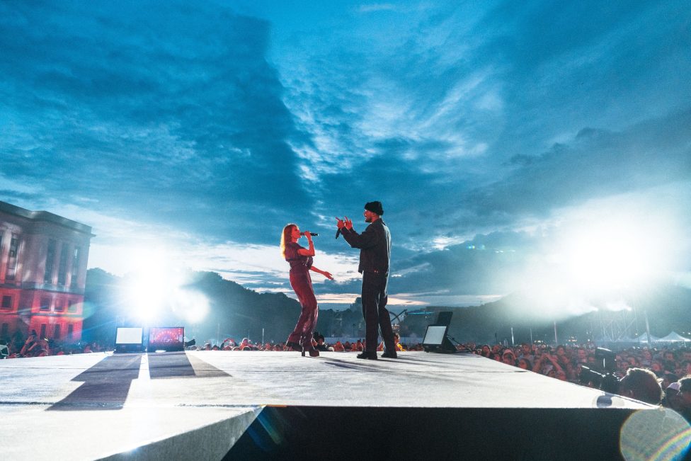 Belgian Party 2025: Axelle Red und Peet auf der Bühne im Cinquantenaire-Park