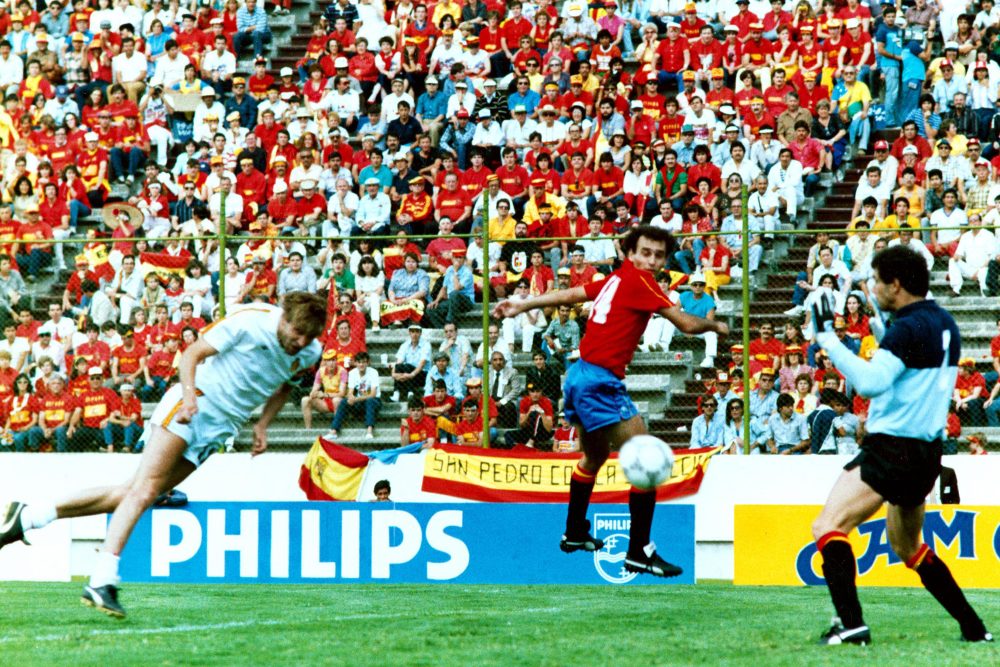 Jan Ceulemans trifft per Kopfball zum 1:0 gegen Spanien am 22. Juni 1986 in Puebla