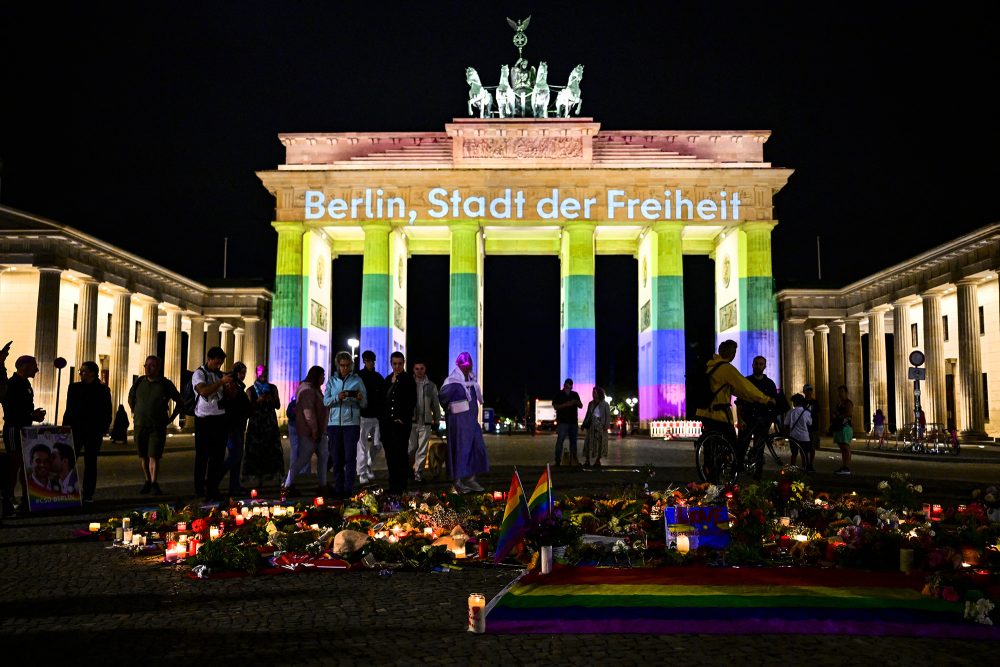 Das Brandenburger Tor in den Farben des Regenbogens
