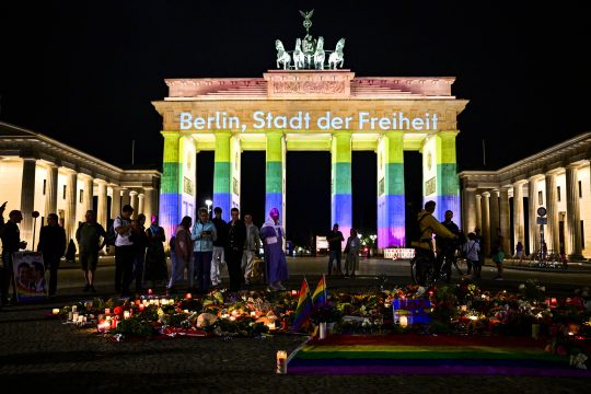 Das Brandenburger Tor in den Farben des Regenbogens