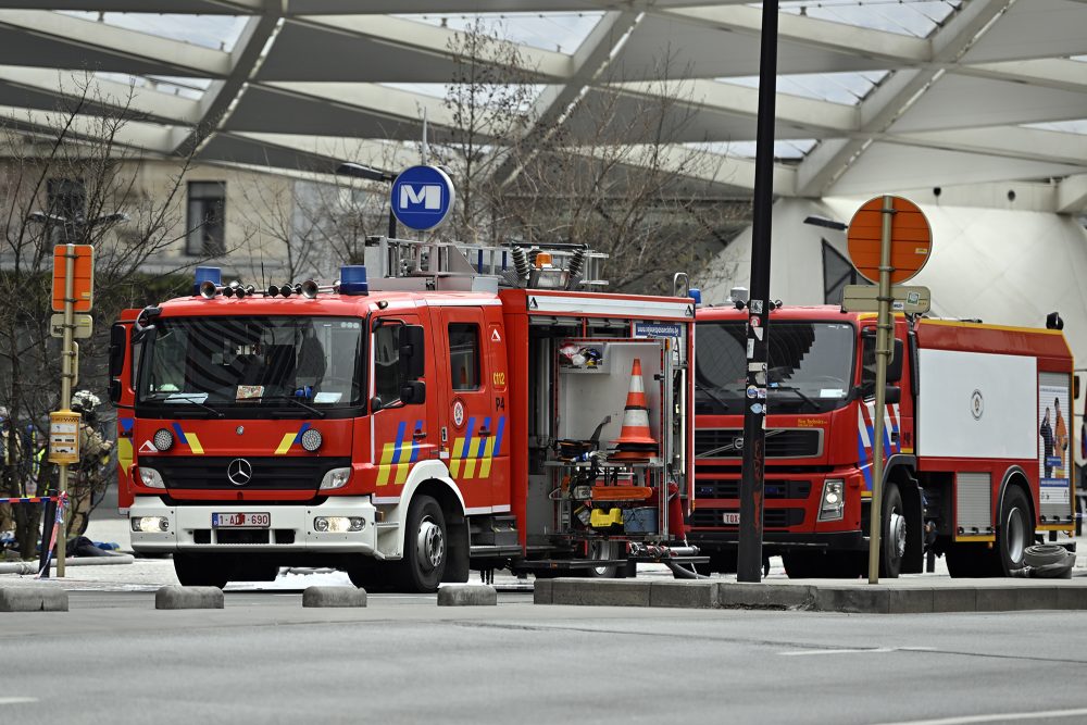 Fahrzeuge der Brüsseler Feuerwehr stehen auf einer Straße