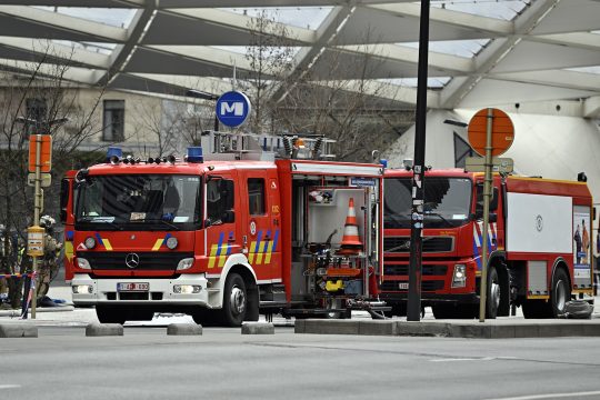 Fahrzeuge der Brüsseler Feuerwehr stehen auf einer Straße