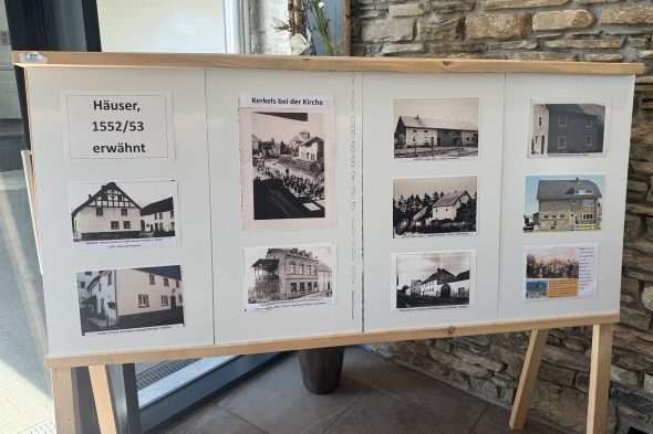 Tafel mit Bildern in der Ausstellung