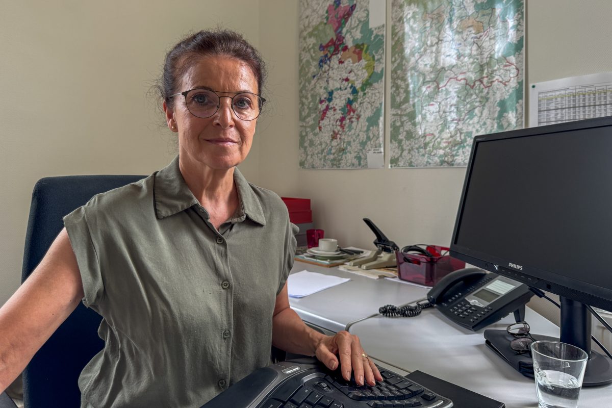 Susanne Heinen sitzt am Schreibtisch in ihrem Büro