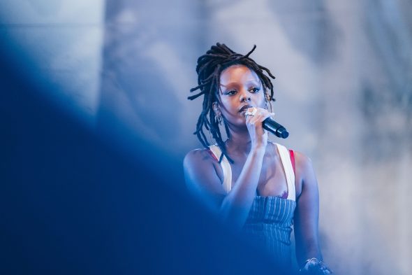 Camille Yembe auf der Bühne bei der Belgian Party