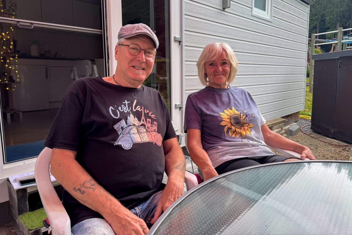 Die Dauercamper Horst David und Christa Spoden sitzen auf ihrer Terrasse