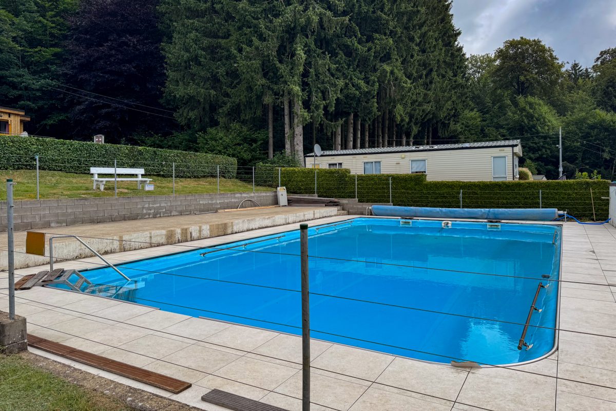 Außen-Schwimmbecken auf dem Camping