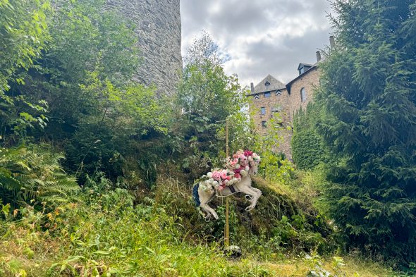 Blumengebinde vor der Burg Reinhardstein