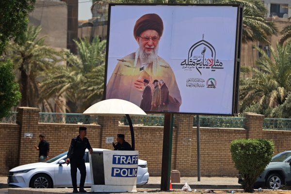 Großes Plakat mit dem Bildnis von Ayatollah Chamenei in Bagdad