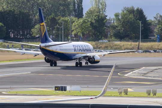 Ryanair-Flugzeug auf dem Flughafen Charleroi