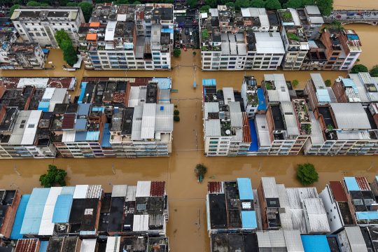 Luftbildaufnahme der überfluteten Stadt Nanning