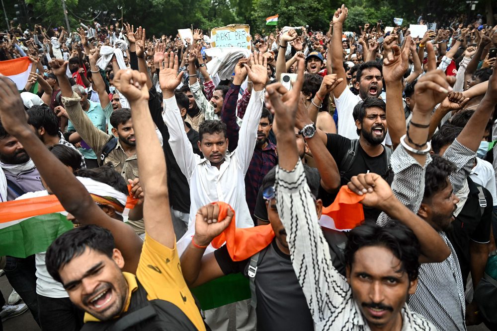 Anhänger der "Kakerlaken-Bewegung" feier in Neu-Delhi den Rücktritt des Ministers