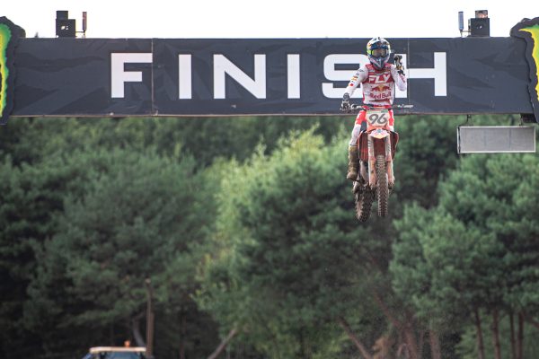 Lucas Coenen beim Zielsprung in Lommel 2025