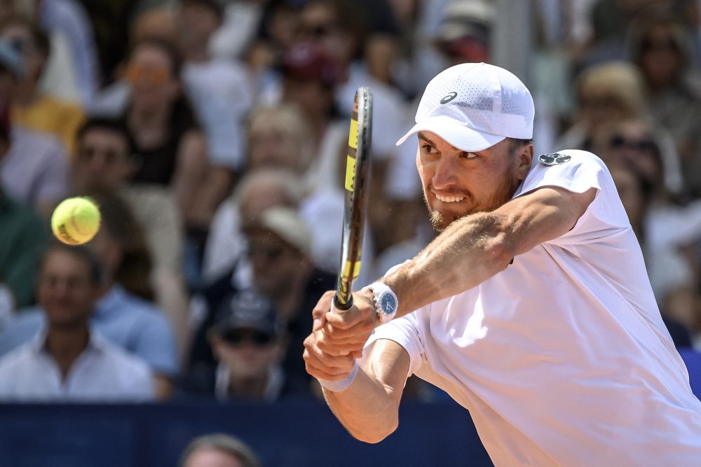 Raphaël Collignon schlägt den Ball mit seiner Rückhand