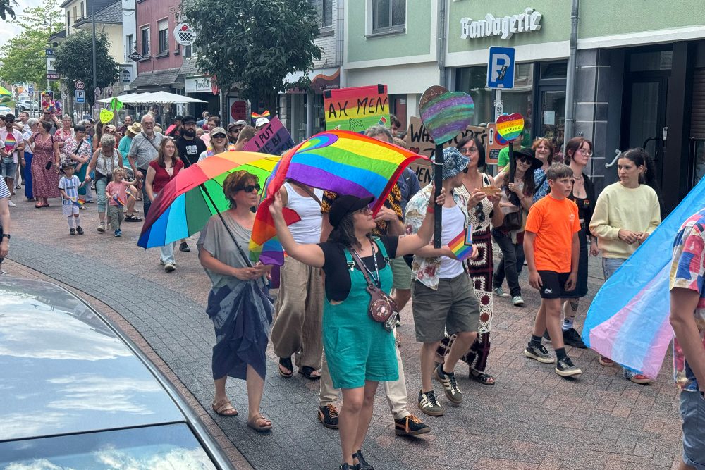 Menschen beim CSD 2026 in St. Vith