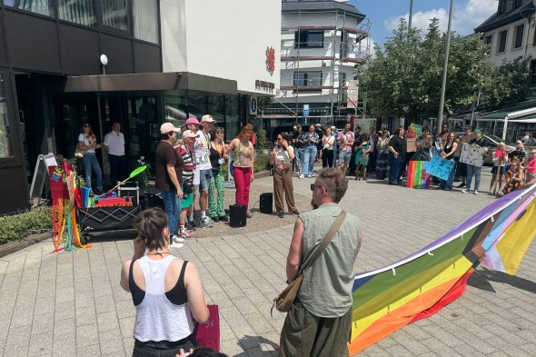 Menschen beim CSD 2026 in St. Vith